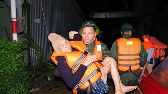 Lực lượng vũ trang đã cứu nhiều người dân bị cô lập sau bão số 13