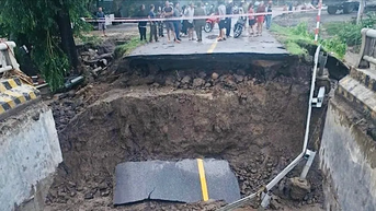 Gia Lai: Sập đường dẫn vào cầu, chia cắt đường Trường Sơn Đông