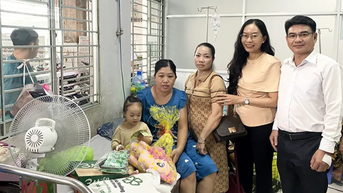 Trung tâm Công tác xã hội TP Cần Thơ thăm, tặng quà 20 bệnh nhi