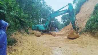 Khắc phục sạt lở, thông tuyến giao thông