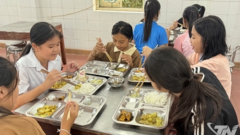 Nâng bước học sinh miền núi đến trường