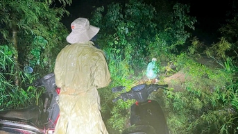 Xã Tam Giang: Xe ô tô bị nước lũ cuốn trôi, tài xế may mắn thoát nạn