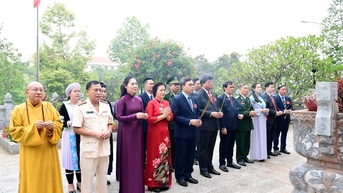 Đoàn đại biểu Đại hội MTTQ Việt Nam tỉnh lần thứ I dâng hương trước thềm Đại hội