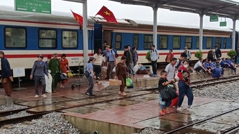 ផ្លូវរថភ្លើងខាងជើង-ខាងត្បូងរងការខូចខាតដោយព្យុះ អ្នកដំណើរផ្ទេរតាមរថយន្ត