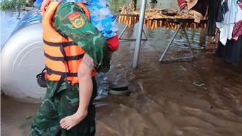 Đồn Biên phòng Cửa khẩu Đắk Ruê hỗ trợ người dân chống lũ