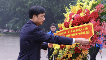 Bí thư Hà Nội Nguyễn Duy Ngọc dâng hoa tại tượng đài Lênin kỷ niệm Cách mạng Tháng 10 Nga