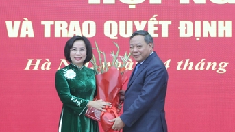 គណៈកម្មាធិការបក្សទីក្រុងហាណូយបានប្រកាសសេចក្តីសម្រេចស្តីពីការងារបុគ្គលិកនៅគណៈកម្មាធិការរណសិរ្សមាតុភូមិវៀតណាមរបស់ទីក្រុង។