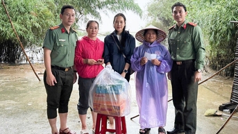 Công an tỉnh An Giang và các nhà hảo tâm trao quà hỗ trợ người dân vùng bão, lũ tại TP. Huế
