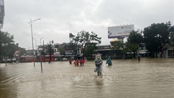 កងកម្លាំងប៉ូលីស និងសប្បុរសជនជួយដល់ប្រជាជនដែលរងគ្រោះដោយទឹកជំនន់នៅទីក្រុង Hue