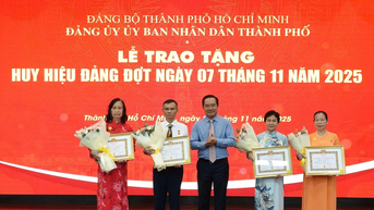 Thành phố Hồ Chí Minh trao Huy hiệu Đảng đợt 7/11