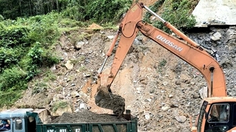 Nhiều vị trí đường bộ còn ách tắc do hậu quả mưa lũ