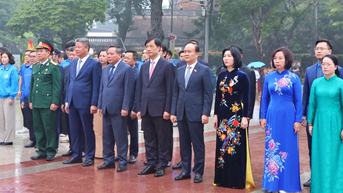 Bí thư Hà Nội Nguyễn Duy Ngọc dâng hoa tại tượng đài Lênin kỷ niệm 108 năm Cách mạng Tháng Mười Nga