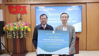 NXB Giáo dục đồng hành cùng học sinh và trường học vùng bão lũ