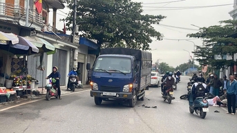 Cú va chạm trực diện giữa xe tải và xe SH tại chân cầu Hỗ Đông khiến 3 thanh niên bị thương