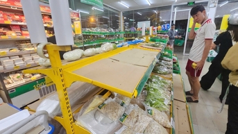 ទីក្រុងហូជីមិញ៖ បន្លែ និងពងមាន់លក់អស់ជាច្រើនកន្លែង ផ្សារទំនើបបានបញ្ជាក់ថាពួកគេមានស្តុកគ្រប់គ្រាន់ ការផ្សព្វផ្សាយជាច្រើន