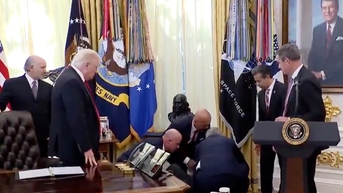 Sự kiện tại Nhà Trắng tạm dừng do khách bị ngất xỉu