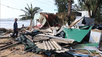 Ảnh hưởng bão số 13: Ven biển Nam Quảng Ngãi thiệt hại nặng do sóng biển, triều cường