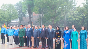 Lãnh đạo thành phố Hà Nội dâng hoa kỷ niệm 108 năm Cách mạng Tháng Mười Nga