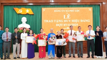 Phú Lộc: 9 đảng viên được trao tặng Huy hiệu Đảng