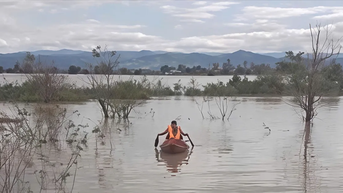 Gia Lai: Giải cứu 3 người bị cô lập giữa dòng lũ