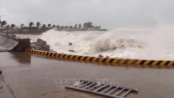 Trực thăng quân đội hỗ trợ tìm kiếm 3 người mất tích trên biển