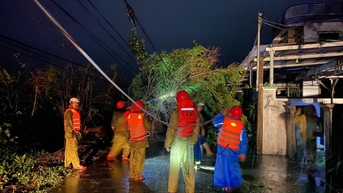 Công an Đắk Lắk khẩn trương giúp dân khắc phục hậu quả cơn bão số 13
