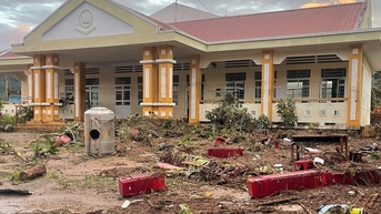 Một xã có 5 trường học tan hoang sau bão Kalmaegi