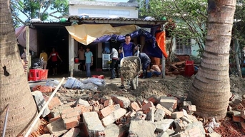 Tịnh Khê (Quảng Ngãi) bắt tay dựng lại nhà cửa cho dân sau bão