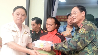 400 suất quà tặng người dân xã Phước Chánh và Phước Năng bị ảnh hưởng lũ lụt