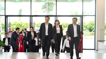 Bộ trưởng Bộ Công Thương Việt Nam và Lào làm việc tại Nhà máy Ô tô Thành Công Việt Hưng