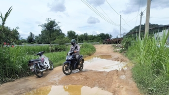 Nhiều hộ dân khổ sở với đoạn đường lầy lội