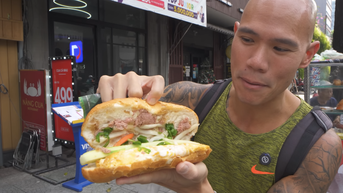 Khách Tây thử 9 quán bánh mì TPHCM trong 1 ngày, mê nhất quán của bà cụ