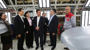 Bộ trưởng Bộ Công Thương hai nước Việt Nam - Lào thăm, làm việc tại Nhà máy sản xuất ô tô Thành Công Việt Hưng
