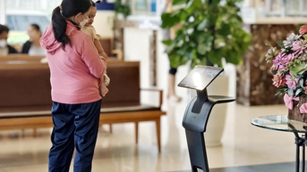 Bệnh viện Âu Cơ đưa 2 robot thông minh vào phục vụ bệnh nhân