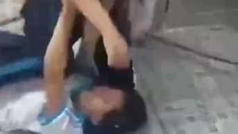 Hai nữ sinh đánh nhau trong nhà vệ sinh: Kỷ luật nhóm học sinh không can ngăn