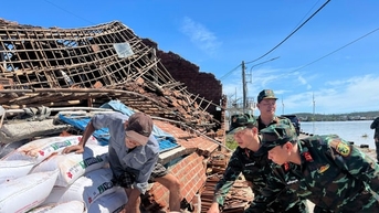 Bộ đội, Công an có mặt trên tuyến đầu giúp nhân dân khắc phục hậu quả bão số 13