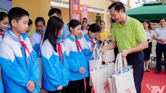 Chubb Life Việt Nam trao học bổng tại Trường THCS Tích Lương