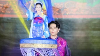 Hà Myo, Tuấn Cry trình diễn thời trang trên nền nhạc xẩm gây chú ý