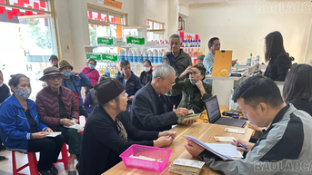 Lào Cai đẩy mạnh chi trả lương hưu, trợ cấp bảo hiểm xã hội qua tài khoản