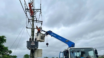 EVNCPC nỗ lực khôi phục sự cố điện do ảnh hưởng bão số 13