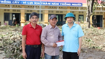Agribank Chi nhánh Phú Yên hỗ trợ Trường Tiểu học Phú Mỡ khắc phục thiệt hại do bão số 13