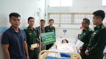 Bộ đội Biên phòng thành phố thăm, hỗ trợ gia đình quân nhân bị sập nhà do sạt lở