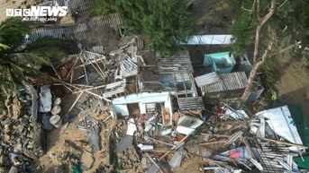 Cảnh đổ nát ở những ngôi làng ven biển Quảng Ngãi sau bão số 13