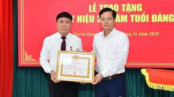 Đồng chí Mai Đức Thông, Tổng Biên tập Báo và phát thanh, truyền hình Tuyên Quang nhận Huy hiệu 30 năm tuổi Đảng