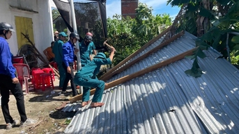 Phường Hòa Hiệp huy động lực lượng hỗ trợ người dân sau bão