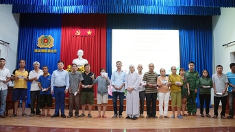 Bộ đội Biên phòng Đà Nẵng trao 200 suất quà hỗ trợ người dân bị thiệt hại sau lũ