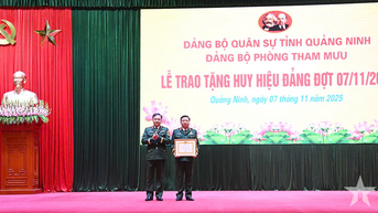 Đảng bộ Quân sự tỉnh Quảng Ninh: Trao tặng Huy hiệu 30 năm tuổi Đảng