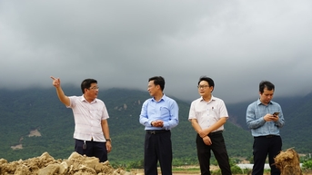 Phó Chủ tịch UBND tỉnh Lâm Đồng Đinh Văn Tuấn thăm hỏi gia đình nạn nhân và thực địa hiện trường vụ vỡ hồ chứa ở Tuy Phong