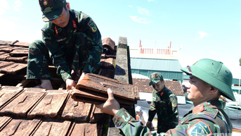 "Được bộ đội lợp lại mái nhà, dọn dẹp nhà cửa, vườn tược, tôi mừng lắm"