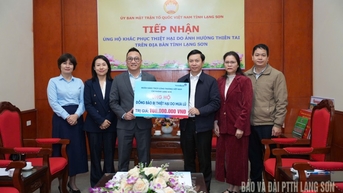 Tiếp nhận 200 triệu đồng ủng hộ người dân bị thiệt hại do bão lũ